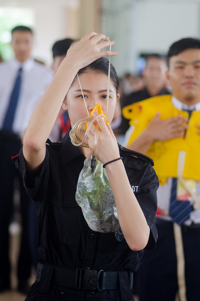 嗨，新生，机场安全操作跟我学（图书馆 梁平摄影）.jpg