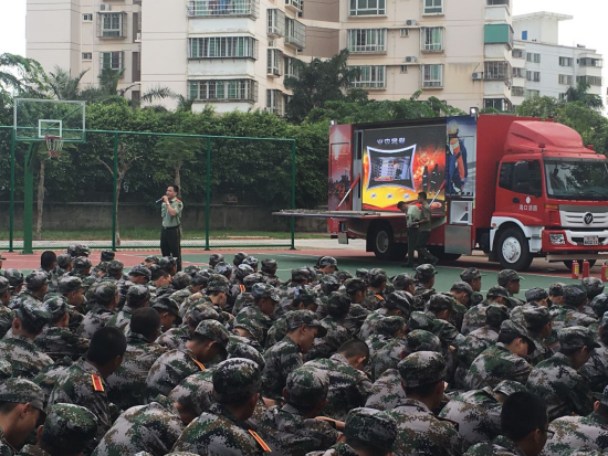 龙华区消防大队官兵为新生讲解消防安全知识.png