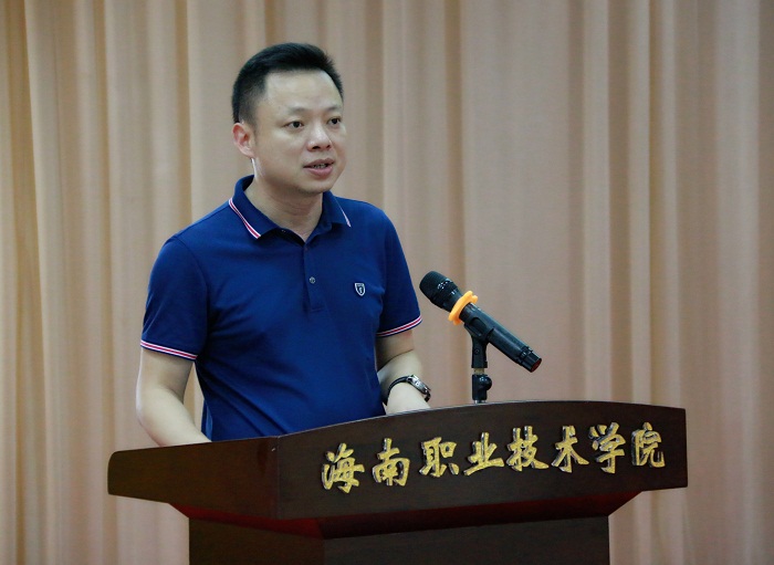 （修改）党委副书记周炳才在见面会上讲话(海职青年记者团_黎加奎 摄影）.JPG