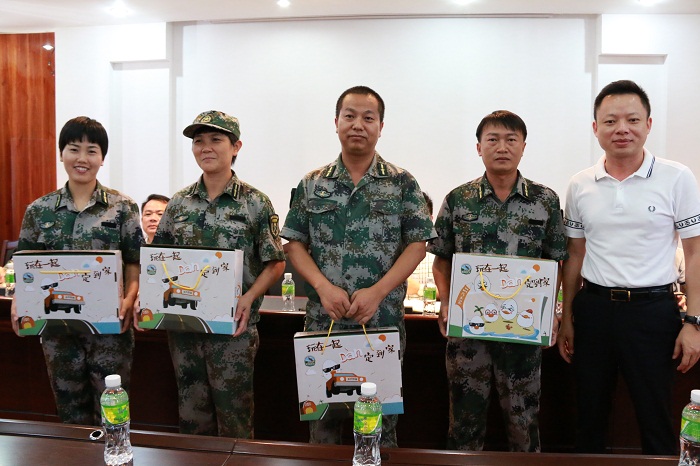 党委副书记周炳才为带训老师发放节日慰问品（海职青年记者团_黎加奎摄影）.JPG