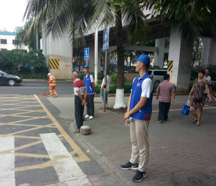 我校学生交通执勤现场（校团委供图）.jpg
