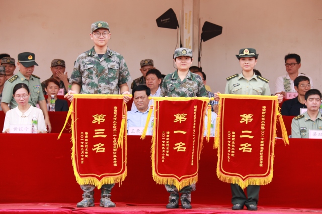 （荣获2017年学生军训单兵考核前三名学院代表合影）.jpg