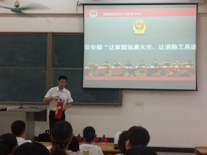 （詹教官讲解消防工具的使用方法 热农学院吴江森摄影）.jpg