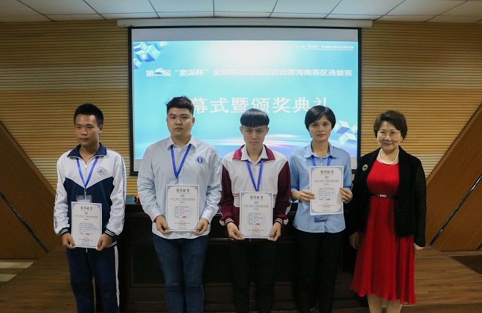 校长助理李琳娜为获奖者颁奖（商学院__杨朝雪摄影）.jpg