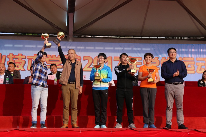 王安兴校长为运动会总分前五名学院代表队颁奖（海职青年记者团黎加奎摄影）.JPG