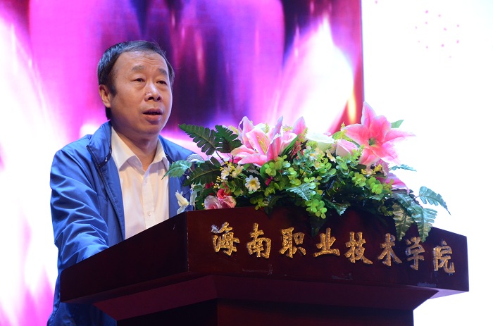 徐自力董事长代表学校董事会讲话（海职青年记者团黎加奎摄影）.JPG