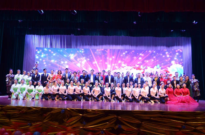 学校领导与演员合影留念（海职青年记者团 黎加奎摄影）.JPG