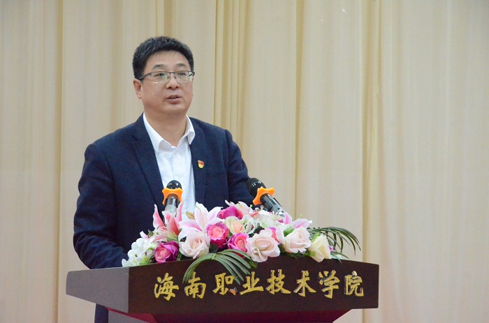 （王安兴校长做了题为《以十九大精神为指引，立德树人，培养新时代合格的技术技能人才》的主题宣讲报告 海职青年记者团王树敏摄影）.JPG