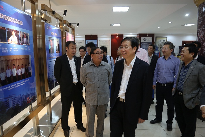 （李家俊书记等人共同参观yh86银河国际校史馆 党委宣传部朱泽东摄影）.JPG