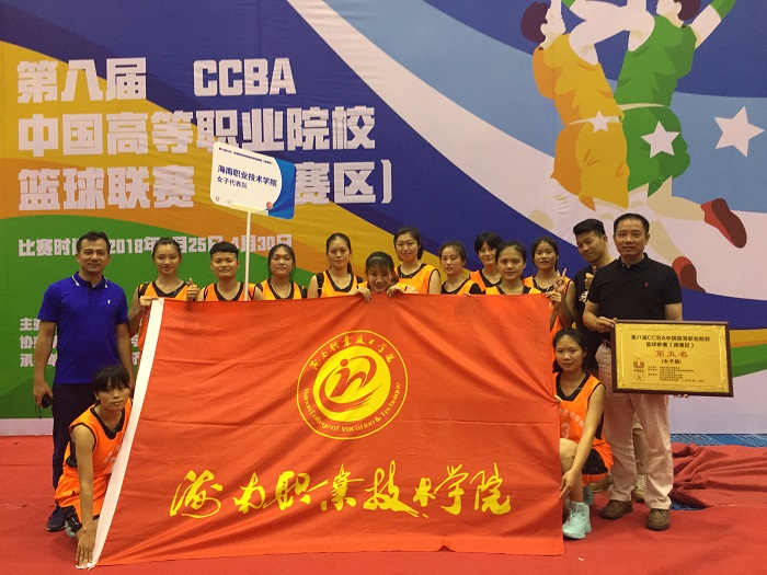 领队、教练员与全体队员赛后合影留念（学生工作处供图）.JPG
