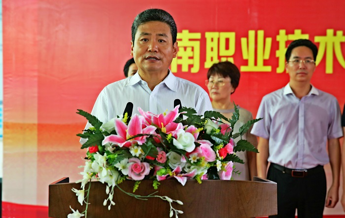 （省教育厅高等教育处处长朱双平在开幕式上讲话 党委宣传部供图）.JPG