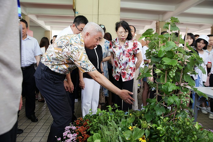 王云霞主席在创意农业展区同专业负责人交流 （党委宣传部供图）.jpg