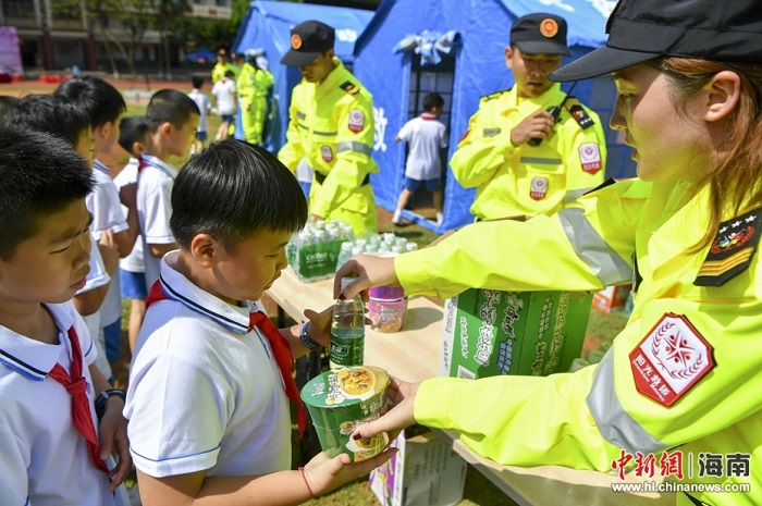 志愿者为孩子们发放食物（经管学院供图）.jpg