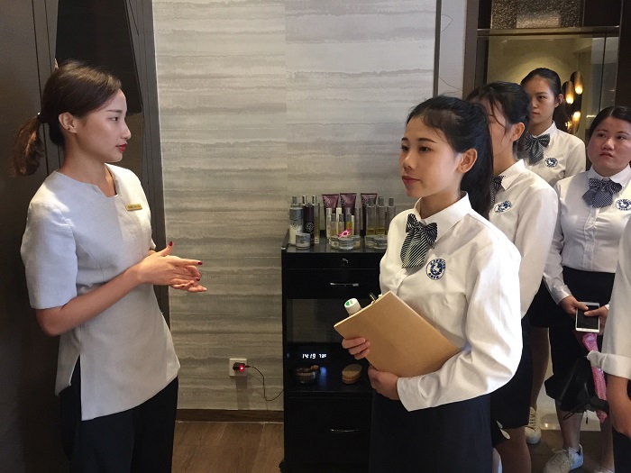 旅游学院师生参观海口丽思卡尔顿酒店（旅游学院供图）.jpg