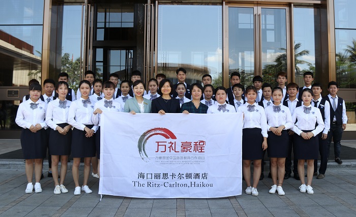 参观师生与Erica Loh合影留念（旅游学院供图）.jpg