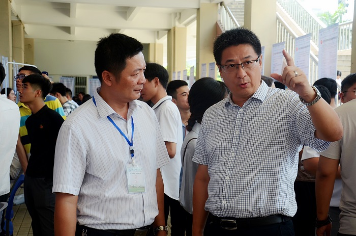 王安兴视察洽谈会现场（海职青年记者团 黎加奎摄影）.jpg