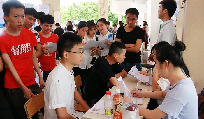 应聘学生向用人单位咨询相关问题（海职青年记者团 黎加奎摄影）.jpg