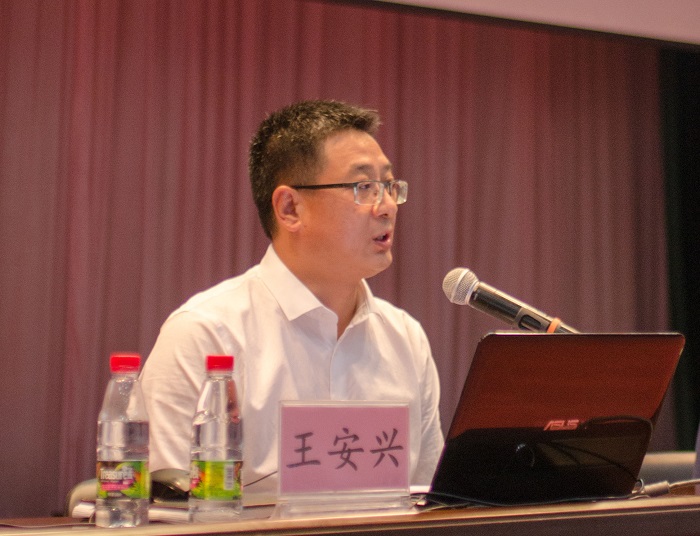 王安兴为师生作专题讲座（思想政治教学部供图）.jpg