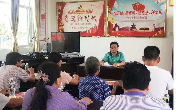 王承庆向村党支部全体党员干部作主题讲座（党委宣传部供图）.jpg