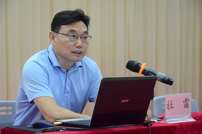 杜雷作以《传统文化与廉政教育》为主题的专题辅导（海职青年记者团_黎加奎摄影）.JPG