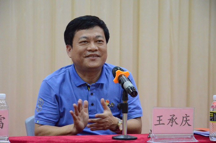 王承庆作总结讲话（海职青年记者团_黎加奎摄影）.JPG