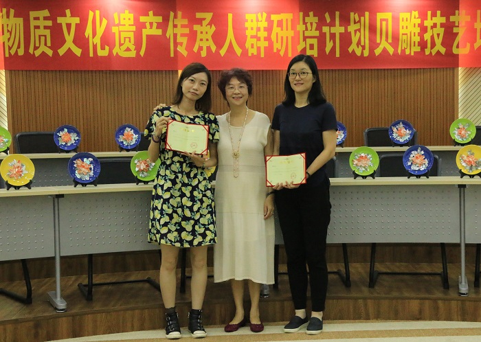 孙小萍为学员颁发证书（海职青年记者团 许家波摄影）.JPG