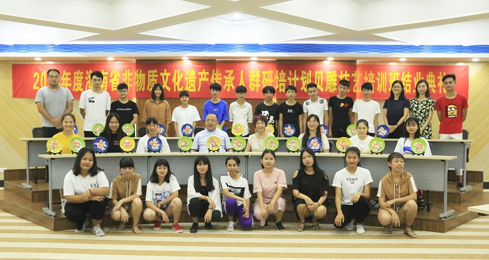 领导嘉宾与学员合影留念（海职青年记者团 许家波摄影）.JPG