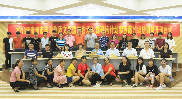 领导嘉宾与学员合影（海职青年记者团 许家波摄影）.JPG