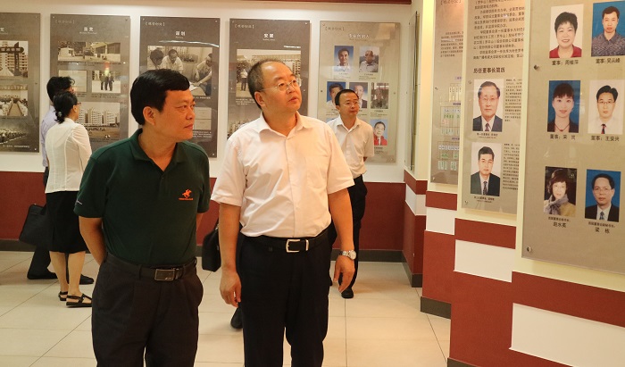 参观校史馆（党委宣传部 黄炳蔚摄影）.jpg